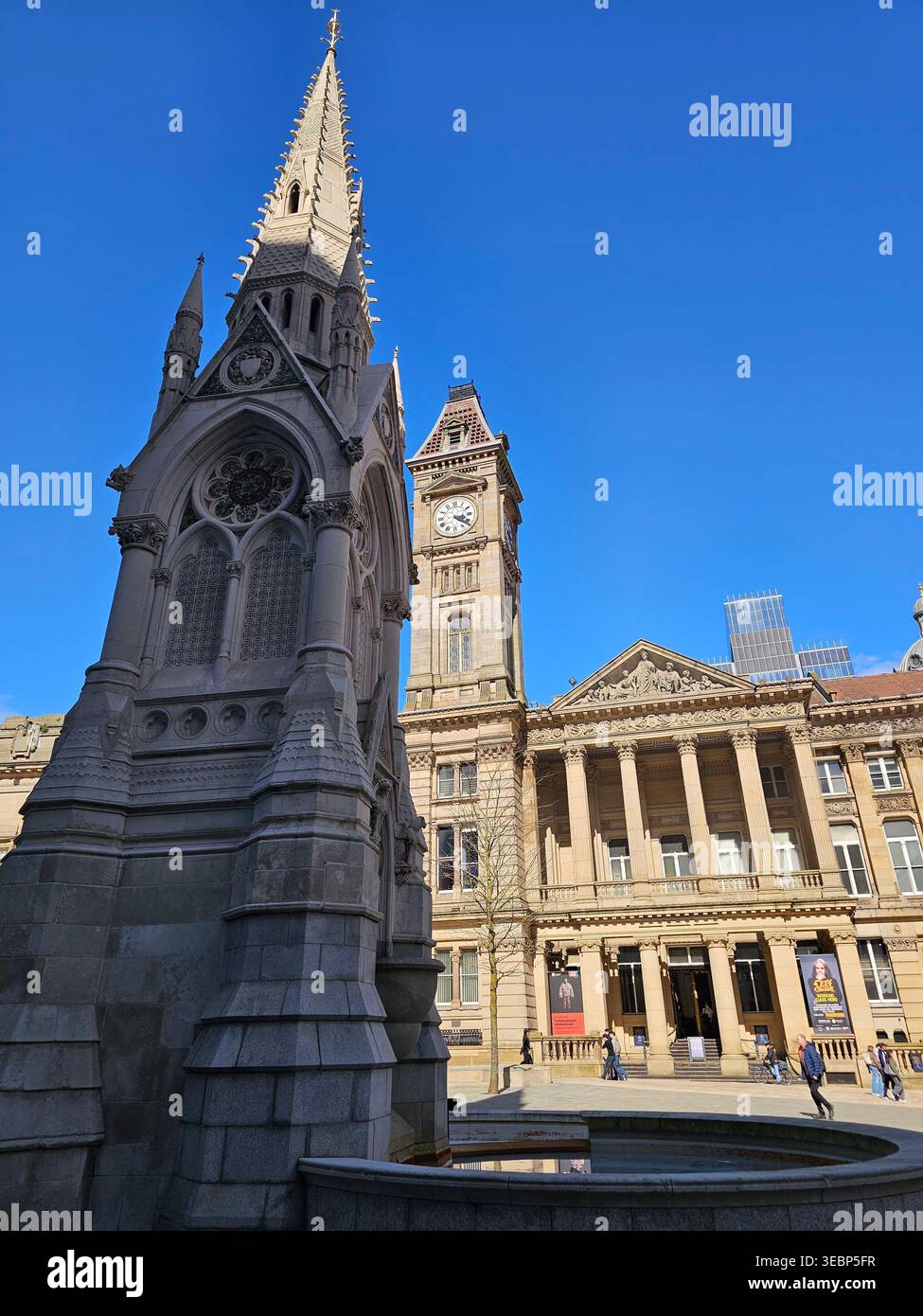 Chamberlain Memorial Fountain und Birmingham Museum and Art Gallery, Birmingham - Smartphone-aufgenommenes Stockfoto