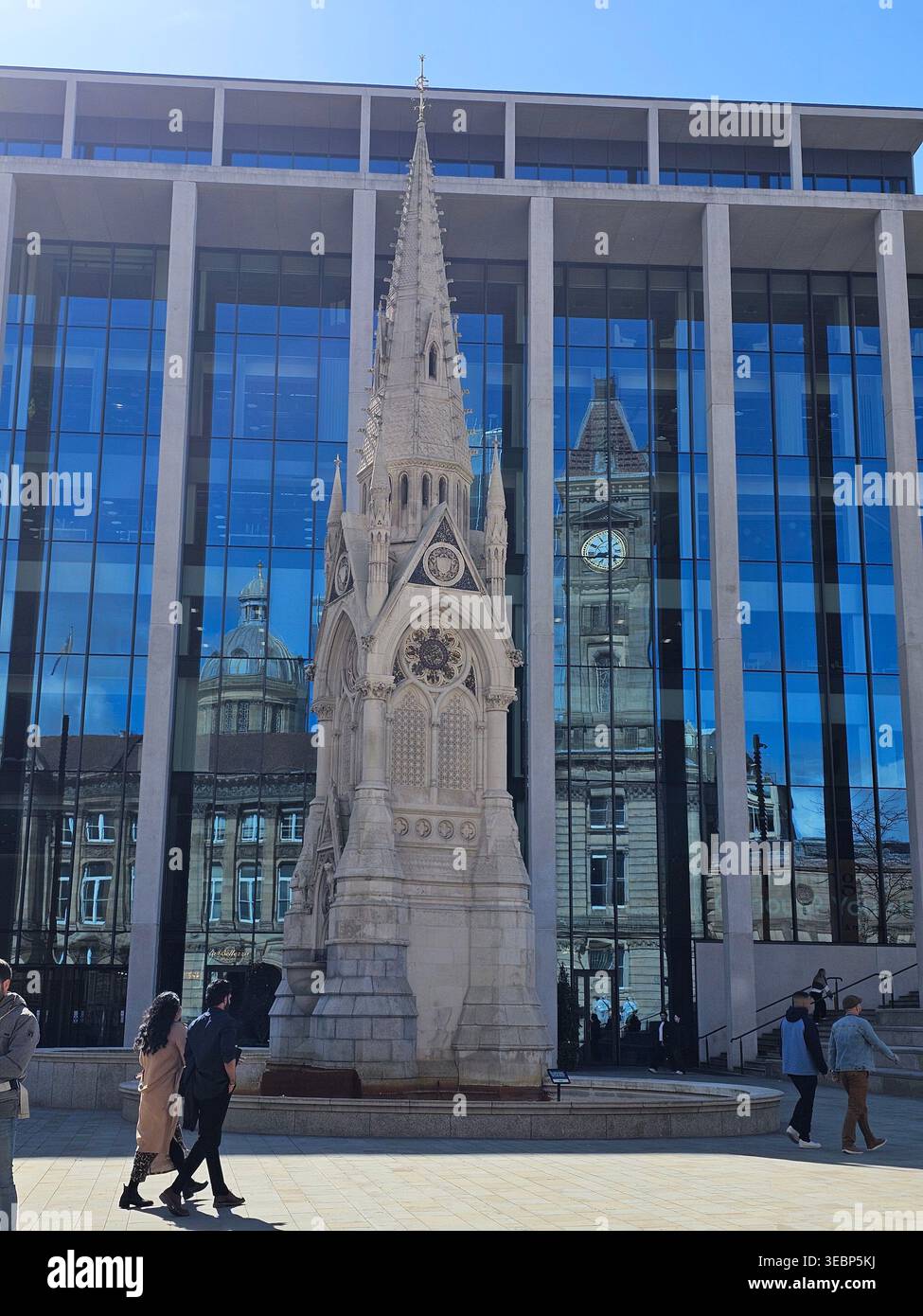 Joseph Chamberlain Fountain mit der Reflexion des Birmingham Museum and Art Gallery, Chamberlain Square, Birmingham, Paradise Birmingham, - Smartphone-aufgenommenes Stockfoto
