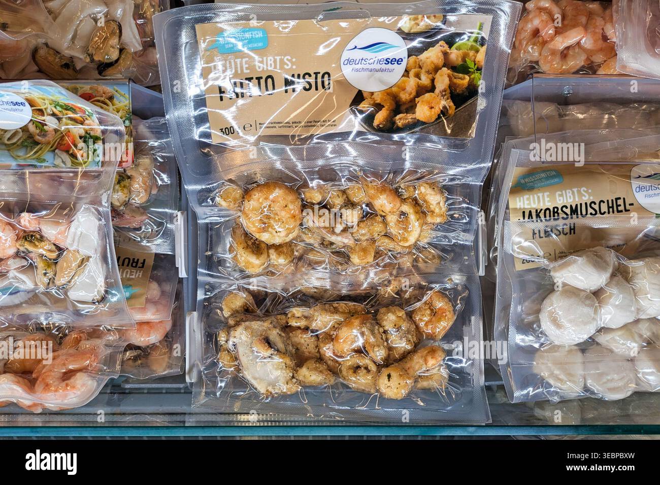 Deutschland - 7. April 2026: Tiefkühlregal im Supermarkt mit Fischmanufaktur-Meeresfrüchten der Deutschen See. Premium Frozen Auswahl mit SCAL Stockfoto