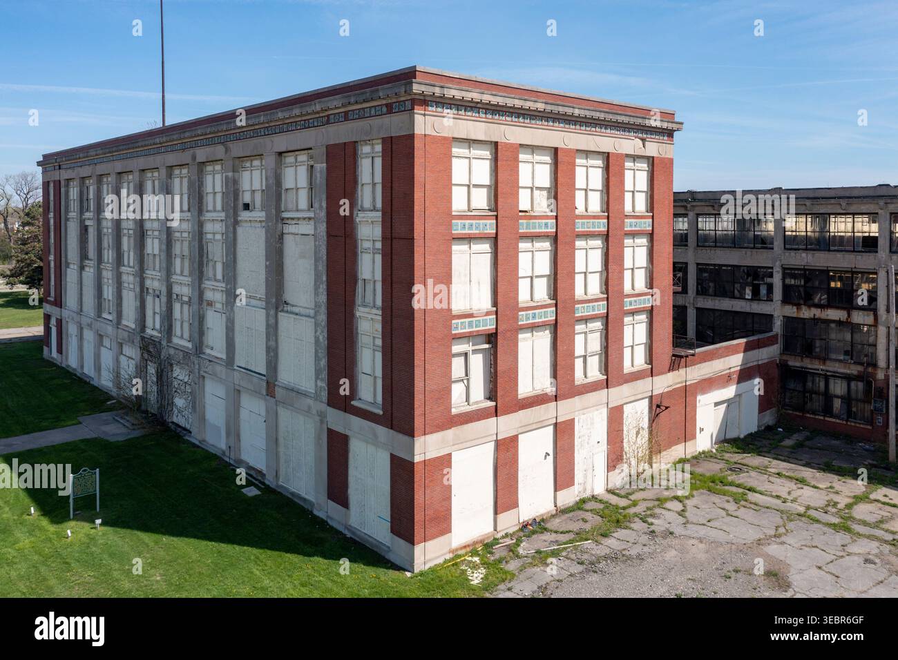 Highland Park, Michigan – das Verwaltungsgebäude (vorn) im Ford-Werk Highland Park, in dem das Model T und mit dem ersten Automobil gebaut wurde Stockfoto