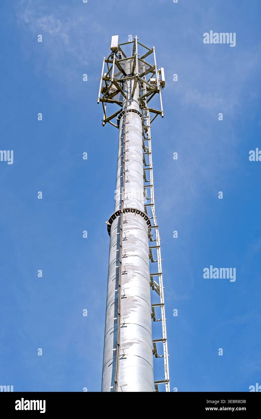 Monopol-Mobilfunkmast/Mobilfunkmast für Telekommunikation und drahtlose Kommunikation, die Mobilfunknetzabdeckung bietet Stockfoto