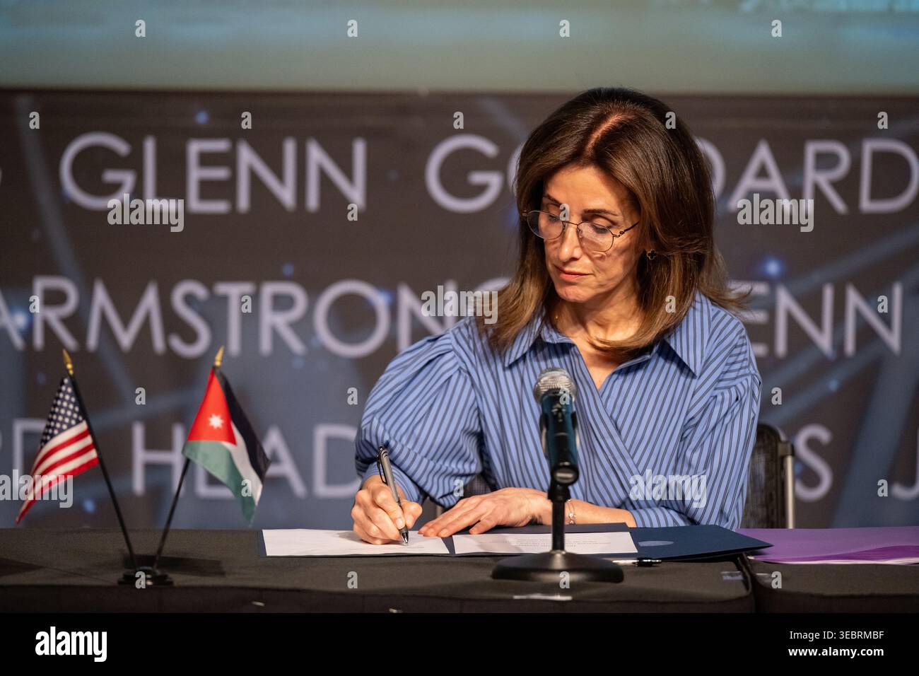 Die Botschafterin Jordaniens in den Vereinigten Staaten Dina Kawar unterzeichnet die Artemis-Vereinbarung am Donnerstag, 23. April 2026, im NASA-Hauptquartier Mary W. Jackson Stockfoto