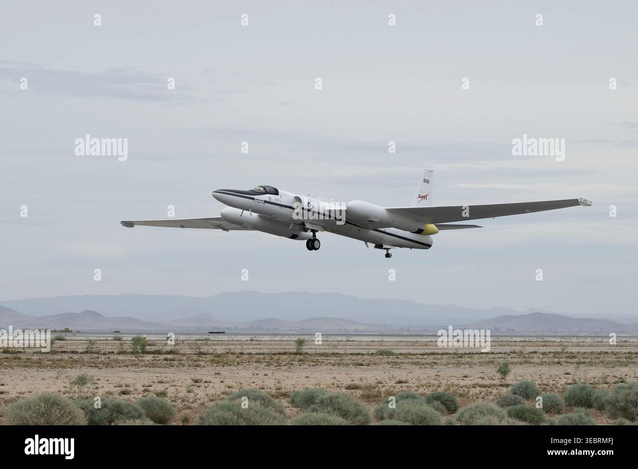 Ein NASA er-2-Flugzeug startet am Dienstag, den 31. März 2026, vom Armstrong Flight Research Center der NASA in Edwards, Kalifornien. um die Geologi zu unterstützen Stockfoto