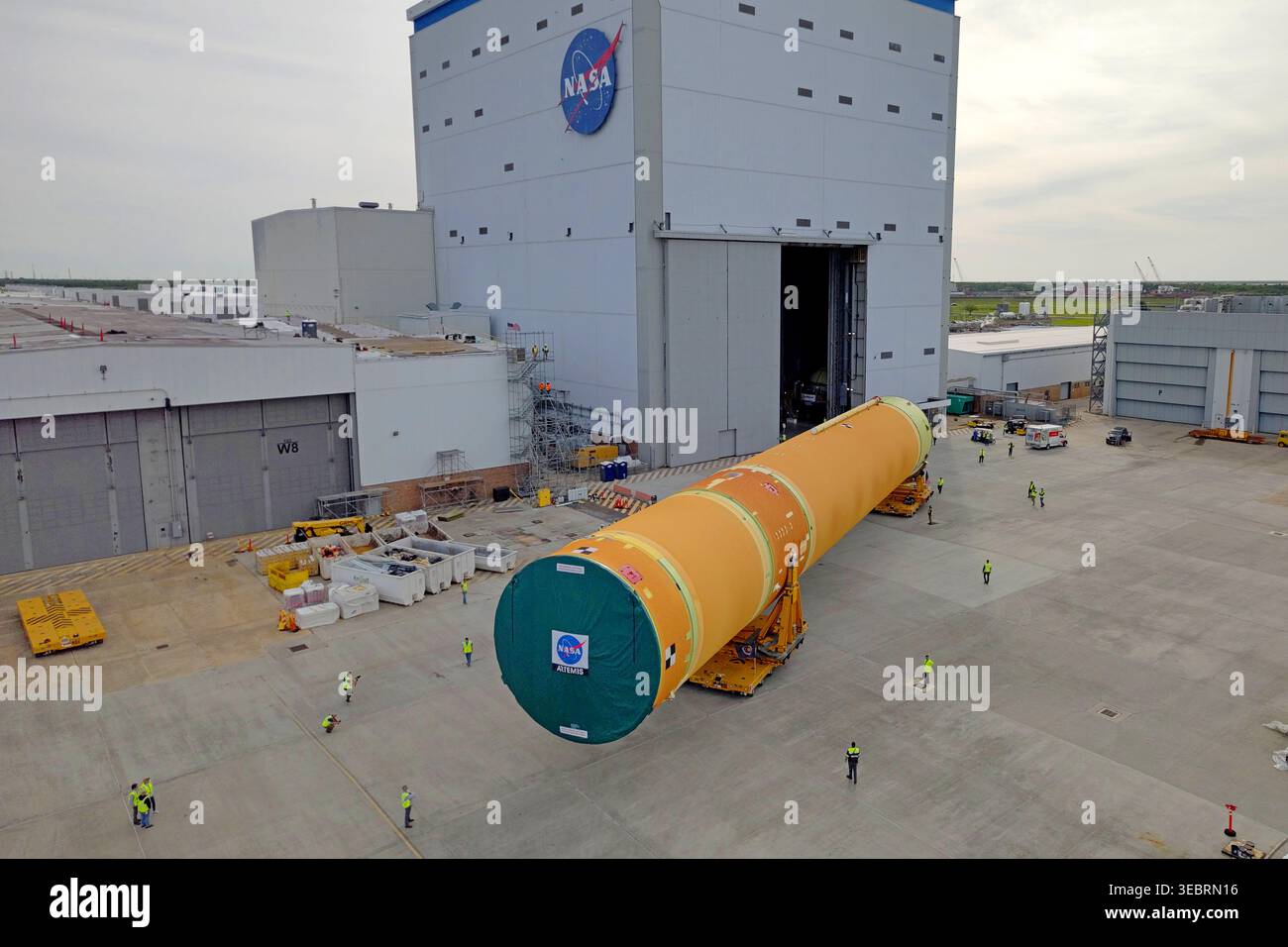 Die NASA verlegte die Kernbühne oder den größten Abschnitt der SLS ...