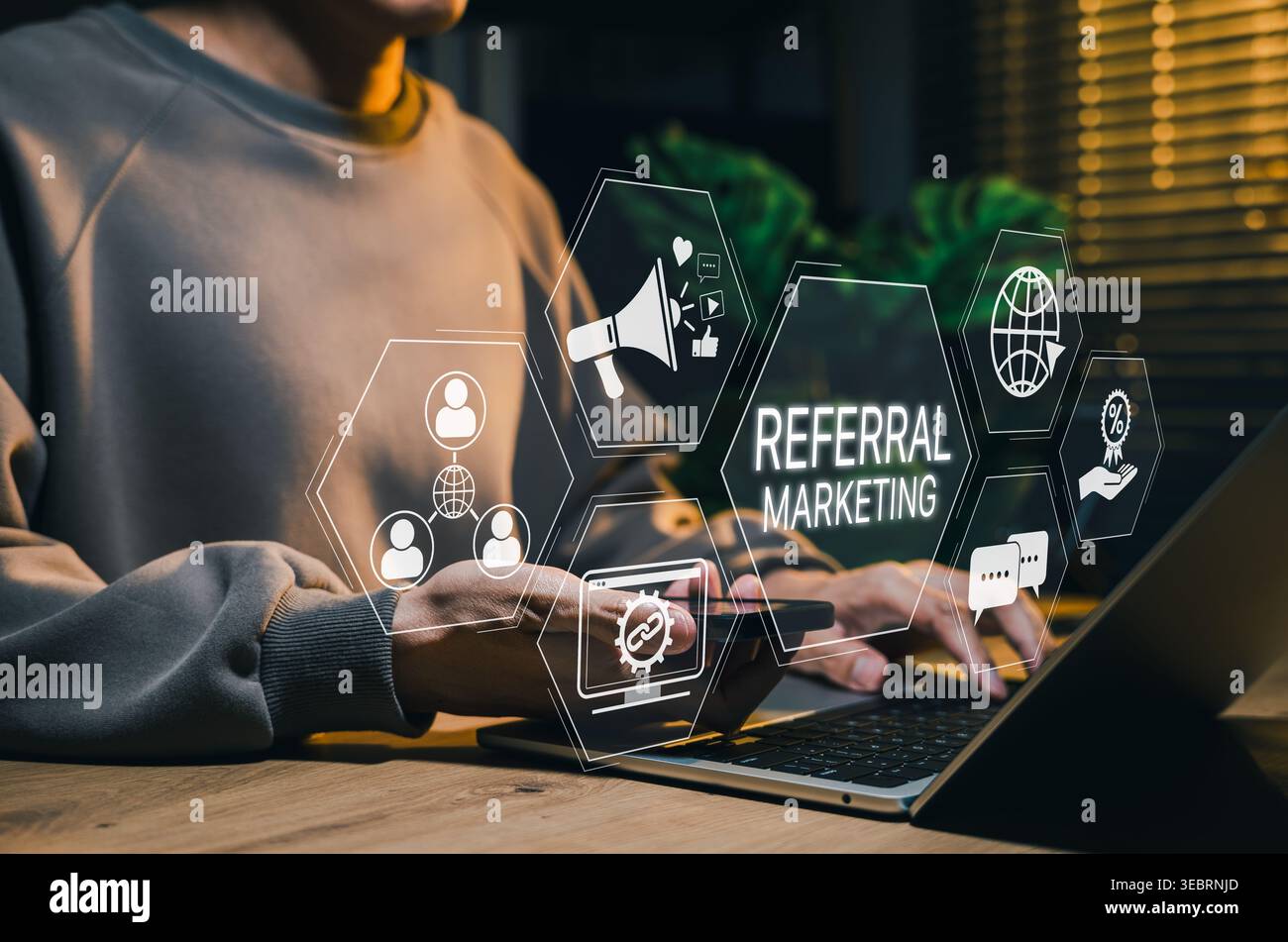 Wachstumskonzept für Empfehlungsmarketing und Kundenvertretung. Person, die ein Notebook mit Netzwerk-, Freigabe-, Kommunikations- und Prämiensymbolen nutzt. Mundpropaganda Stockfoto