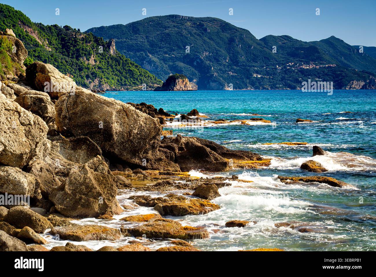 Felsenküste Korfu mit türkisfarbenem Ionischen Meer, Strand von Kontogialos. Sommerlandschaften der griechischen Ferieninsel. Stockfoto