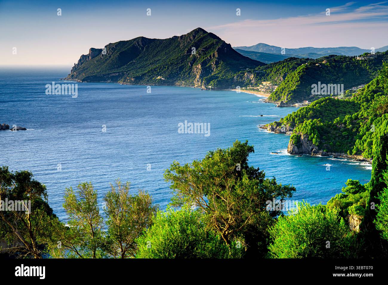 Ansichtskarte mit Blick von oben auf die grüne Küsteninsel Korfu, mit Blick auf den Strand von Glyfada.. Die schönsten Aussichtspunkte in Griechenland. Stockfoto