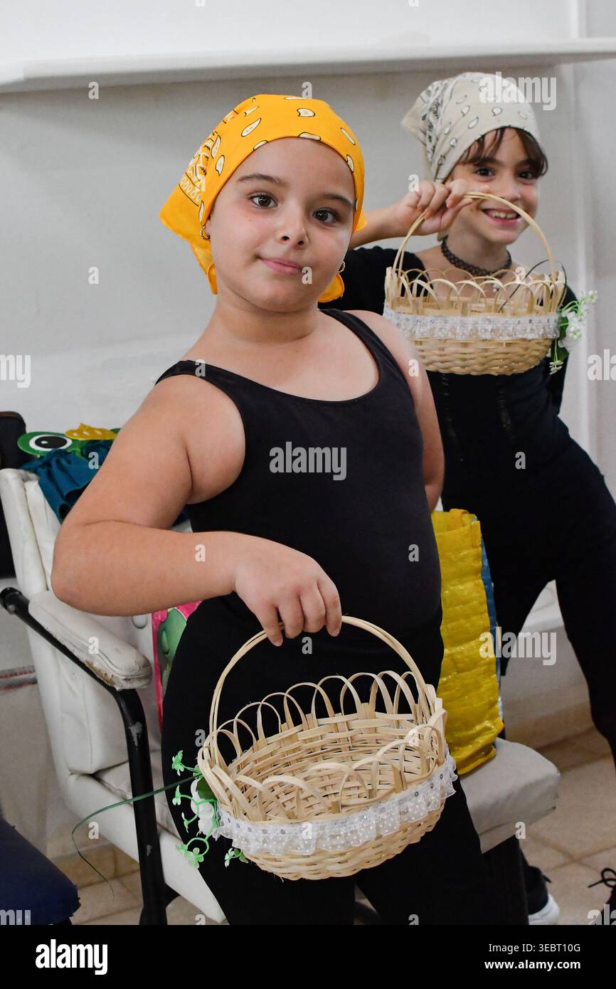Eine Gruppe von Kindern aus dem Polichinela Theater feiert Kreativität durch eine lebhafte Show voller gemeinsames Lächeln. Stockfoto