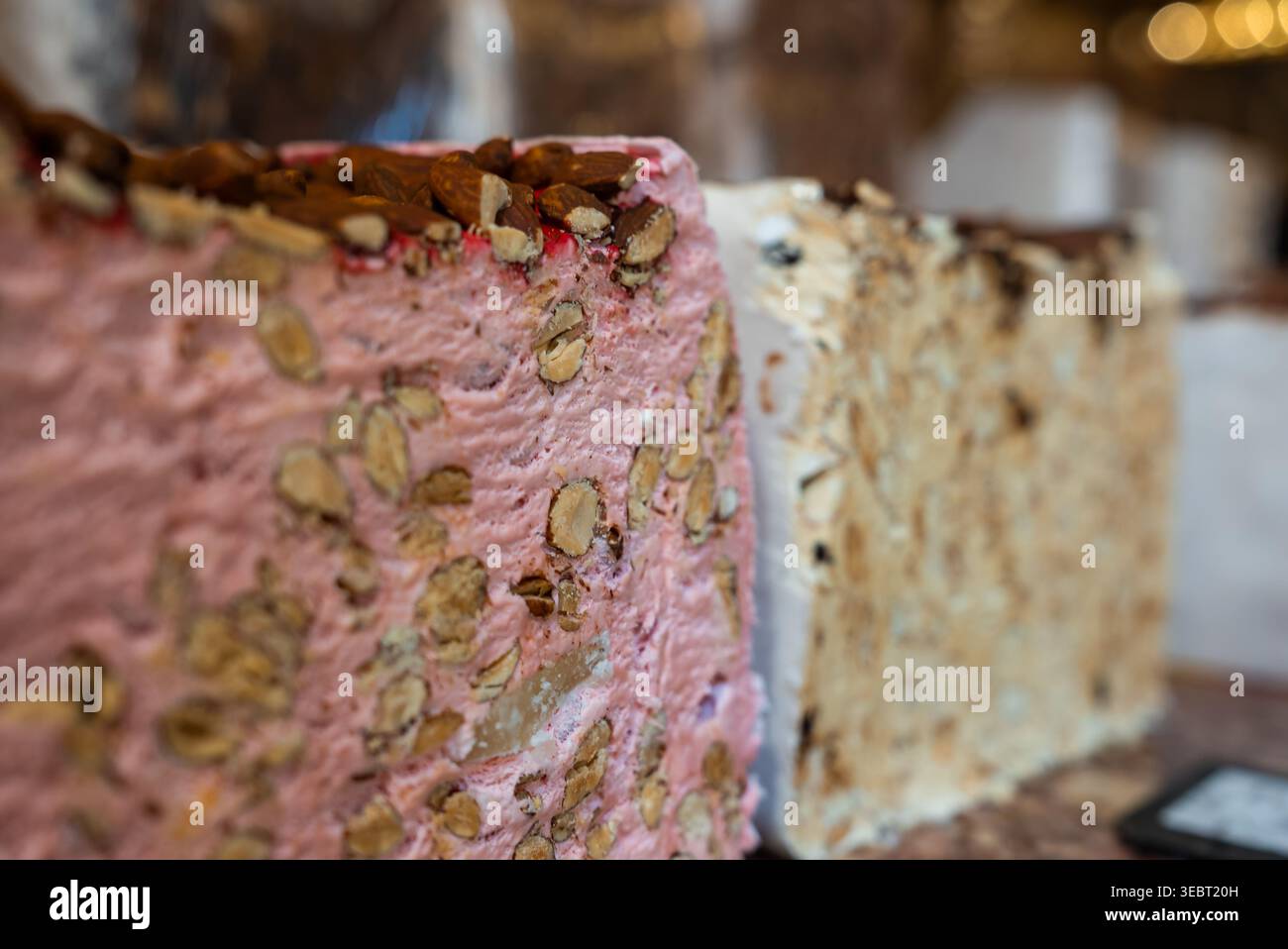 Nougat mit Mandeln in einer Konditorei in Grasse, Frankreich Stockfoto