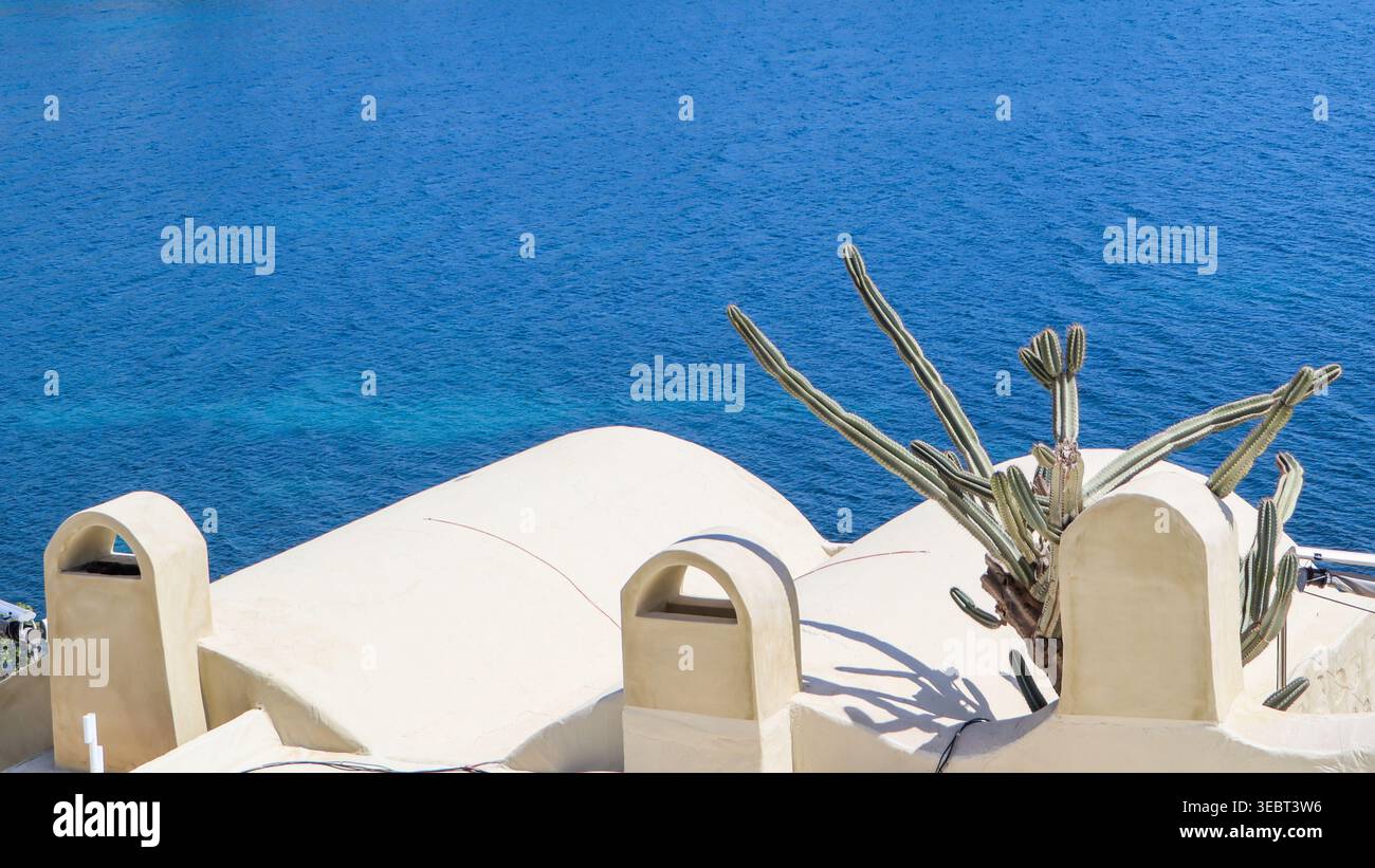 Mediterranes Resort in Bitez, Bodrum, Türkei, mit weißen Stuckvillen, traditionellen Schornsteinen und lebendigem Blick auf das blaue Meer Stockfoto