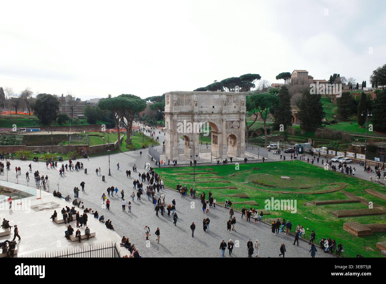 Januar 2026. Rom, Italien. Der Konstantinsbogen, ein monumentaler Triumphbogen in Rom, Italien Stockfoto