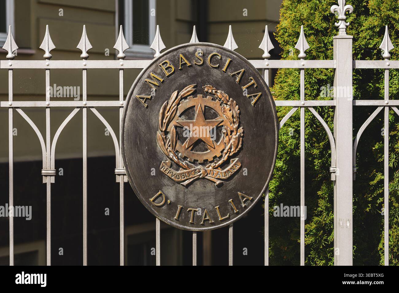 Logo der italienischen Botschaft am Eingangstor der Regierungs- und Verwaltungsbüros Stockfoto