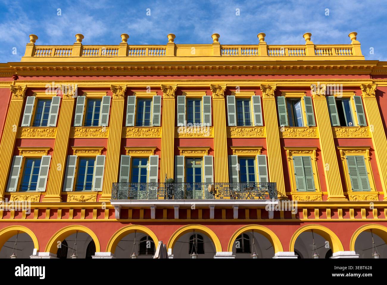 Frankreich, Nizza, Place Messena, Place Masséna ist der lebendige, fußgängergeführte Hauptplatz im Herzen von Nizza, Frankreich, der die Altstadt (Vieux NIC) verbindet Stockfoto