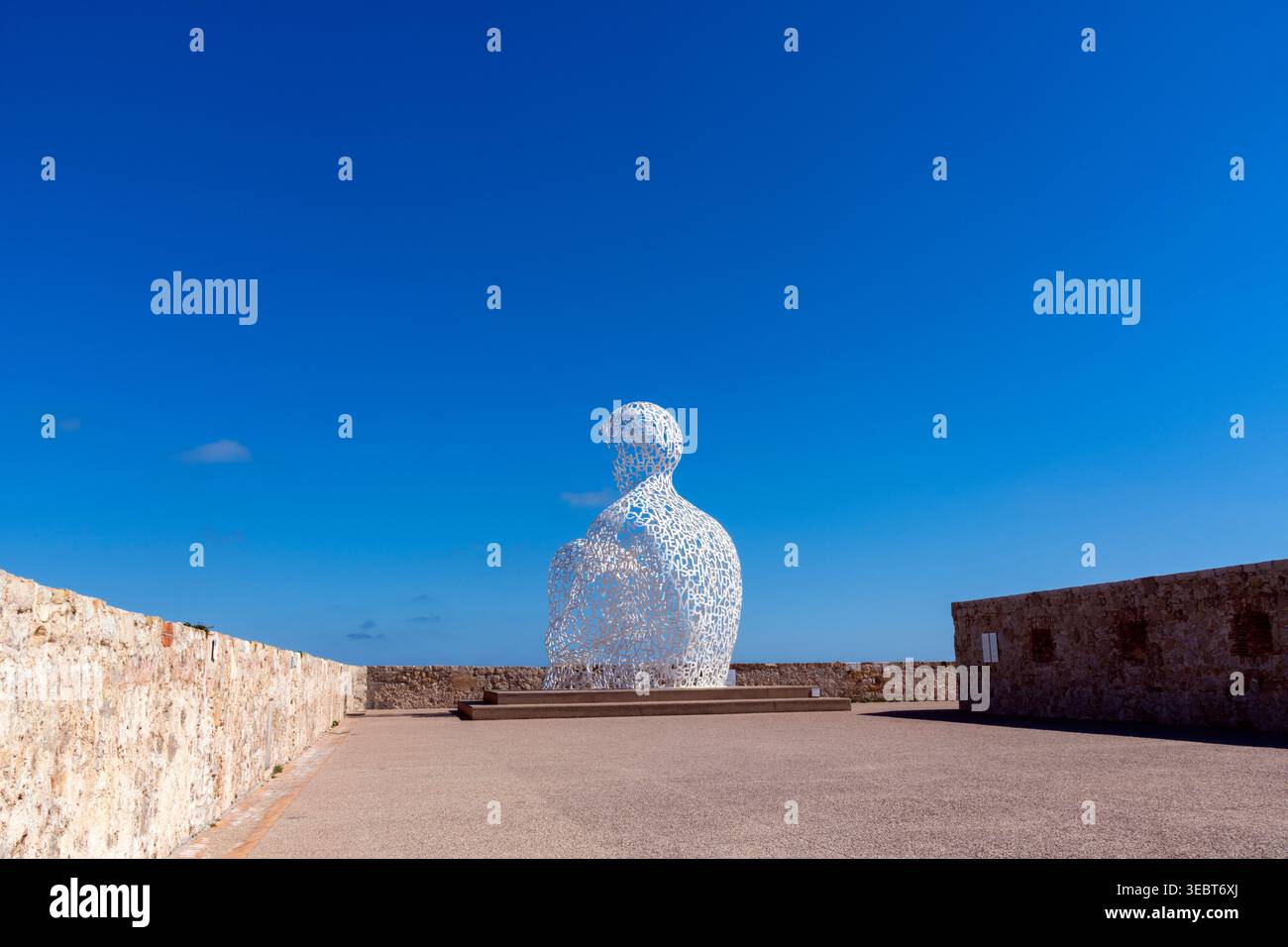 Frankreich, Antibes, Eine Skulptur von Jaume Plensa, Nomade eine monumentale Skulptur, acht Meter hoch, von einer Hockfigur, die dem Meer an der Ecke t gegenübersteht Stockfoto