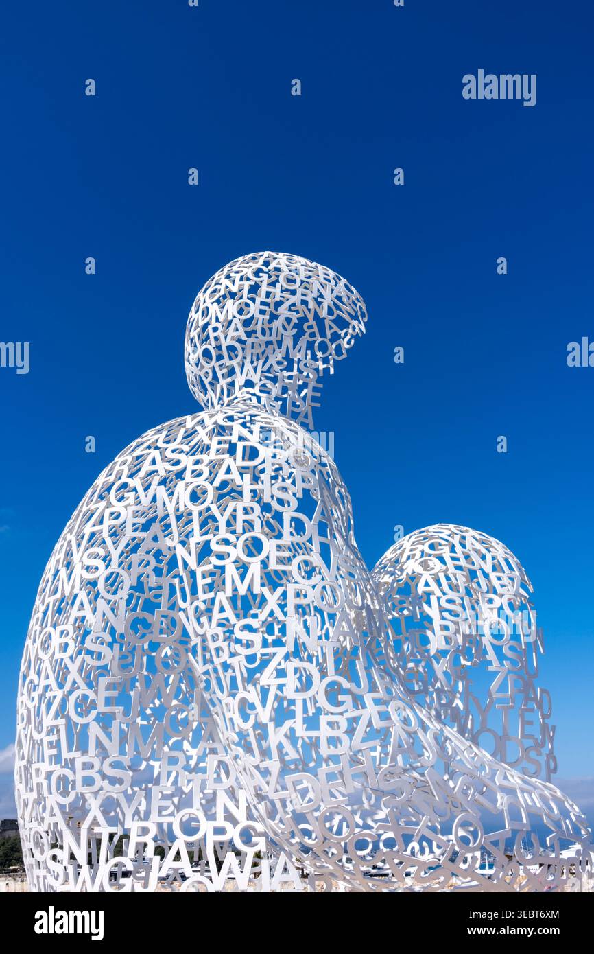 Frankreich, Antibes, Eine Skulptur von Jaume Plensa, Nomade eine monumentale Skulptur, acht Meter hoch, von einer Hockfigur, die dem Meer an der Ecke t gegenübersteht Stockfoto