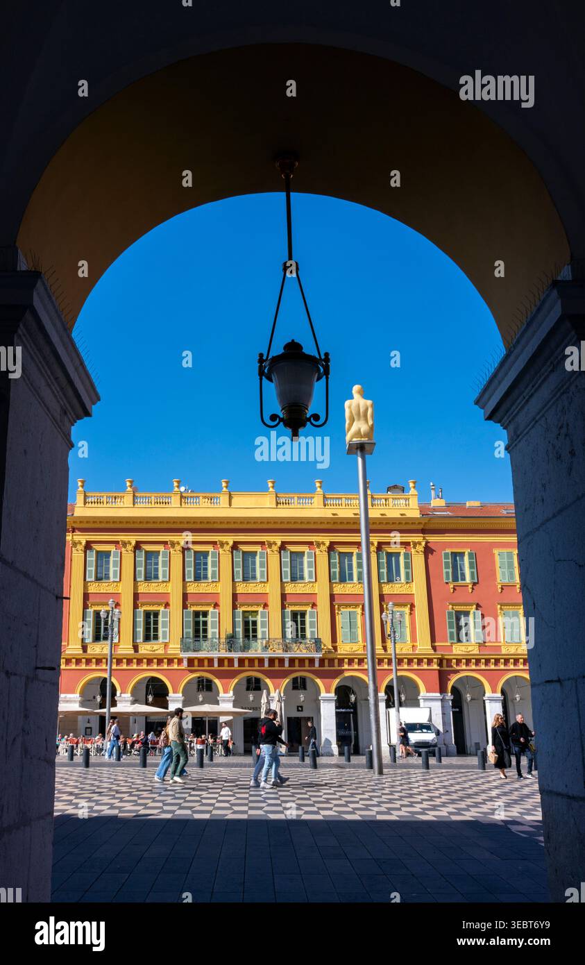 Frankreich, Nizza, Place Messena, Place Masséna ist der lebendige, fußgängergeführte Hauptplatz im Herzen von Nizza, Frankreich, der die Altstadt (Vieux NIC) verbindet Stockfoto
