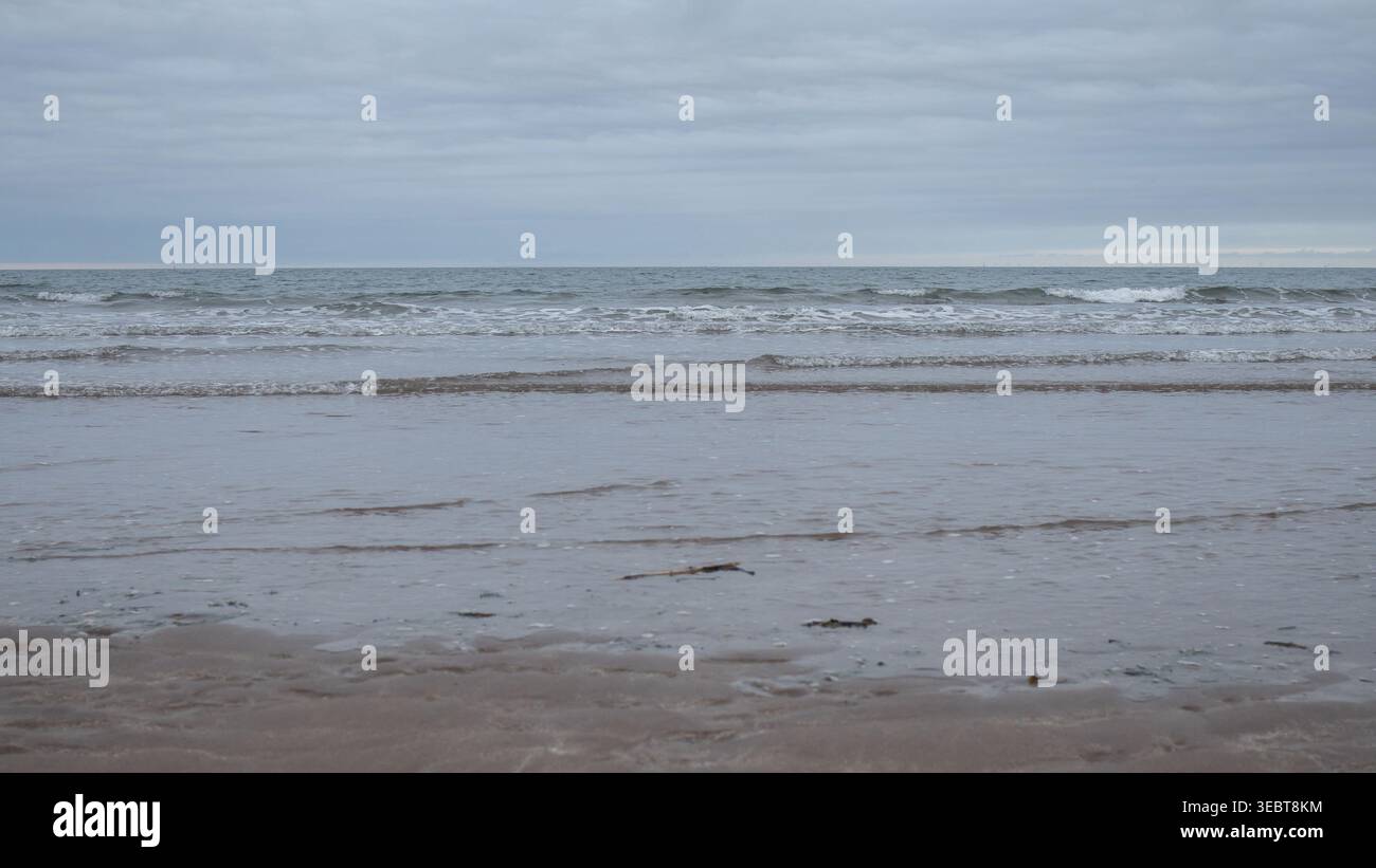 Arbroath Coast Beach mit bewölktem Himmel Stockfoto