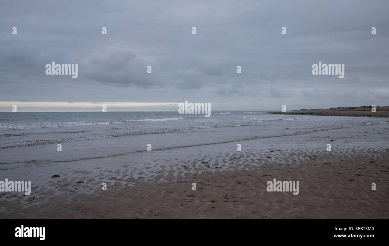 Arbroath Coast Beach mit bewölktem Himmel Stockfoto