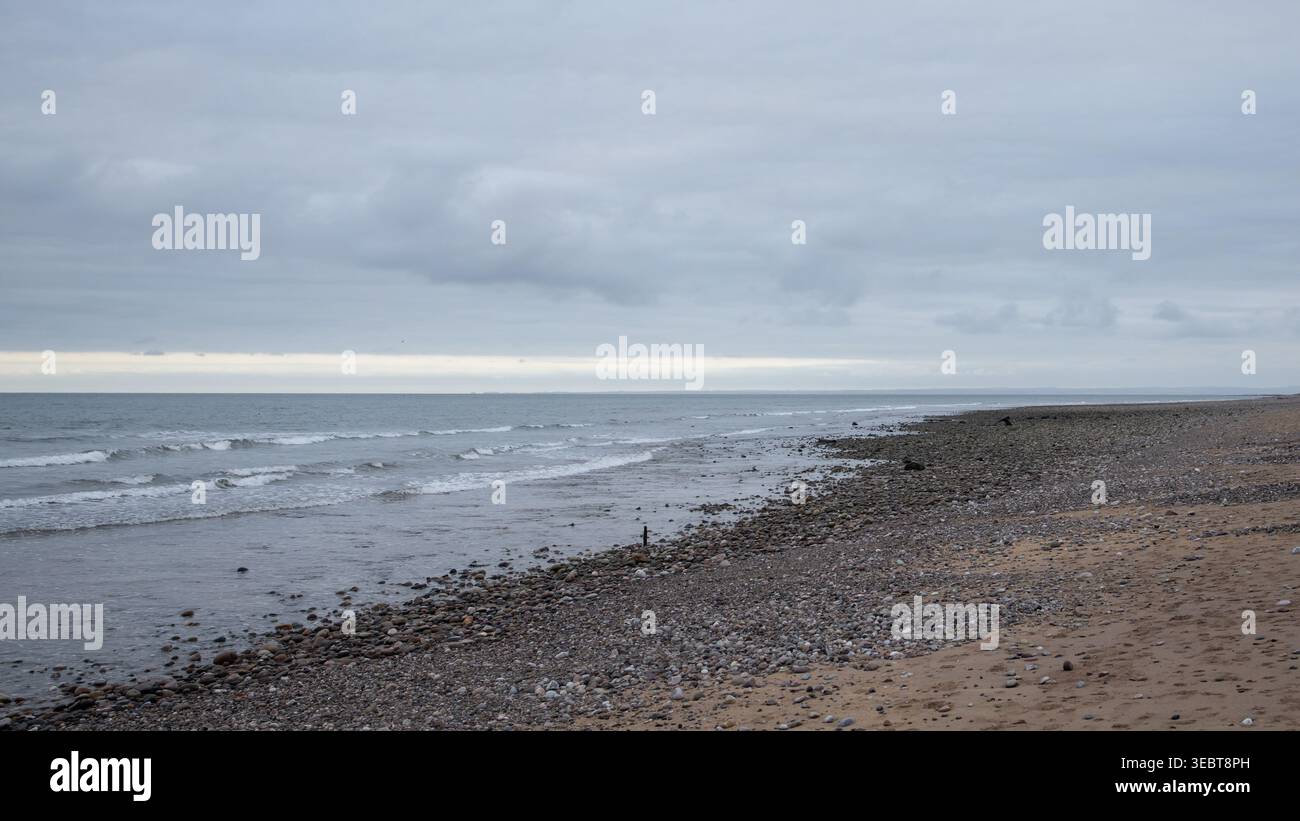 Arbroath Coast Beach mit bewölktem Himmel Stockfoto
