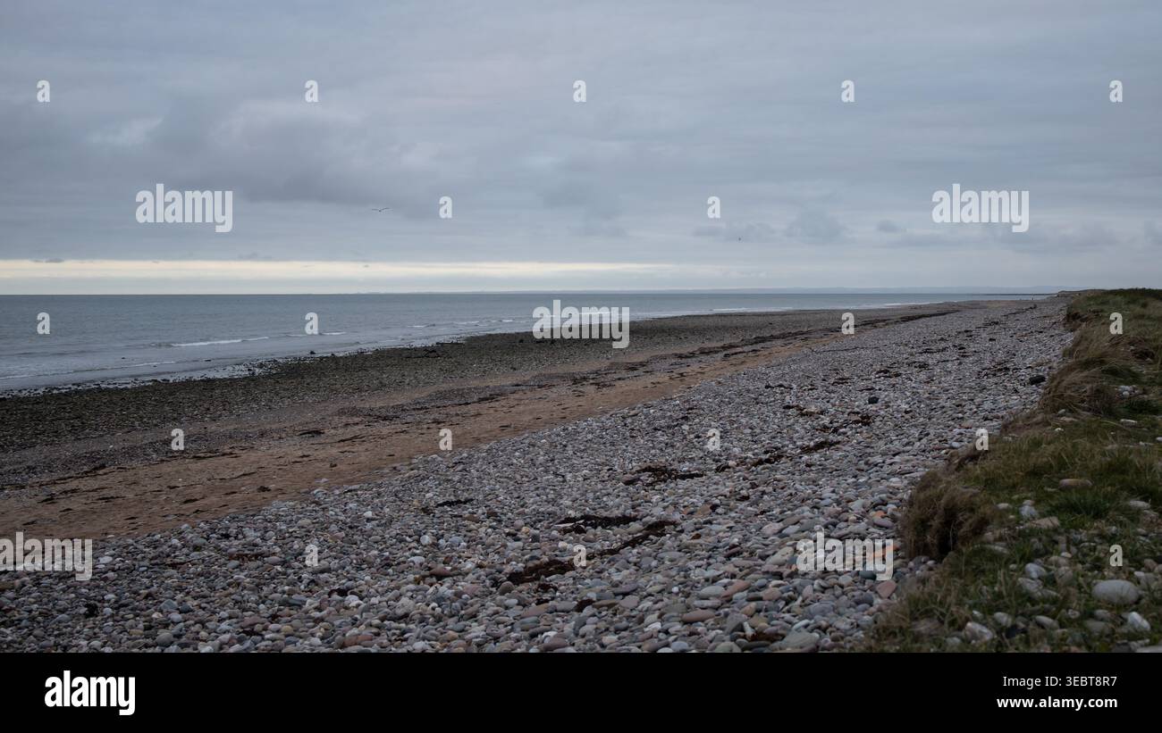 Arbroath Coast Beach mit bewölktem Himmel Stockfoto