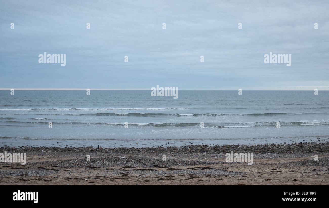 Arbroath Coast Beach mit bewölktem Himmel Stockfoto