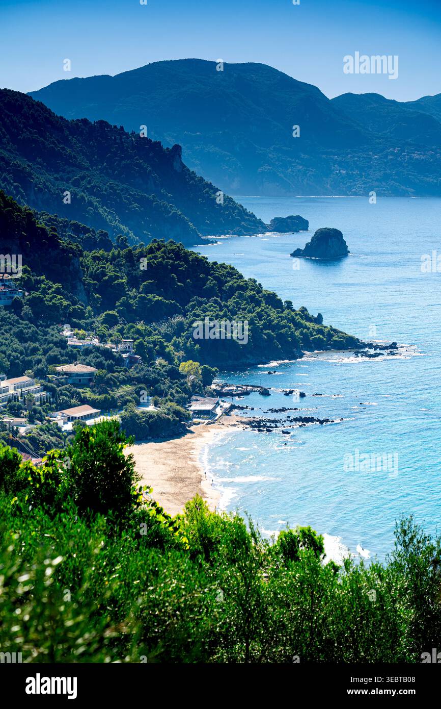 Vertikale Ansicht von oben der grünen Küsteninsel Korfu an einem sonnigen Tag, mit Blick auf den Kontogialos-Strand. Stockfoto