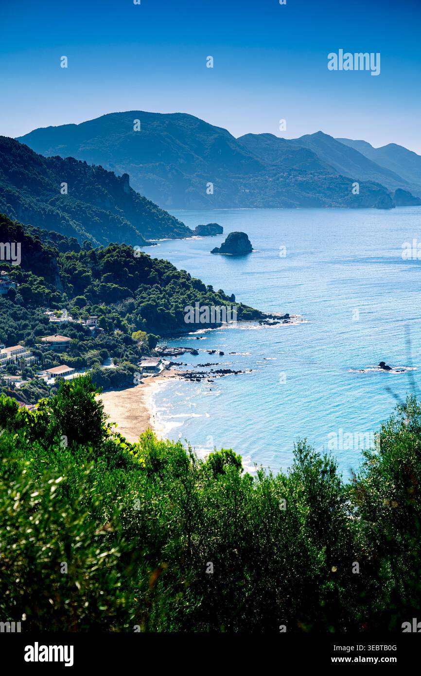 Vertikale Luftaufnahme der grünen Küsteninsel Korfu mit Blick auf den Kontogialos-Strand. Die schönsten Aussichtspunkte in Griechenland. Stockfoto