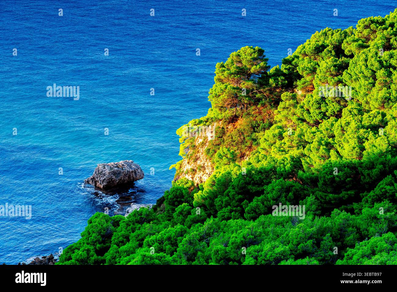 Grüne Küste Korfu aus der Luft gesehen, griechische natürliche Urlaubslandschaften, schöne Farbe des Ionischen Meeres. Stockfoto