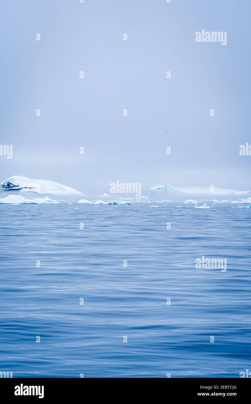 Grönland Disko Bay, die schmelzende Eisberge erforscht Stockfoto