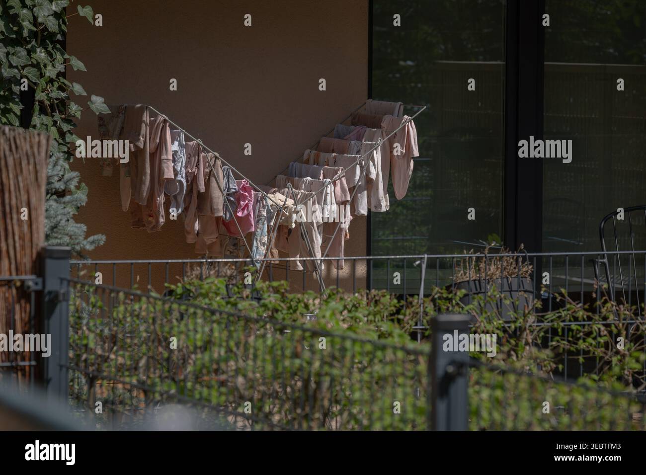 Kleidung trocknen auf Balcony Rack Everyday Home Routine Lifestyle Stockfoto
