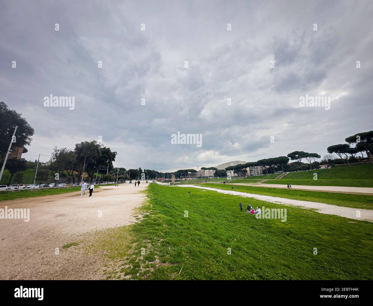 Die archäologische Ausgrabungsstätte Circus Maximus mit dem Torre della Moletta (eine mittelalterliche Verteidigungsanlage) im Zentrum von Rom, Italien, auf einem Foto Stockfoto
