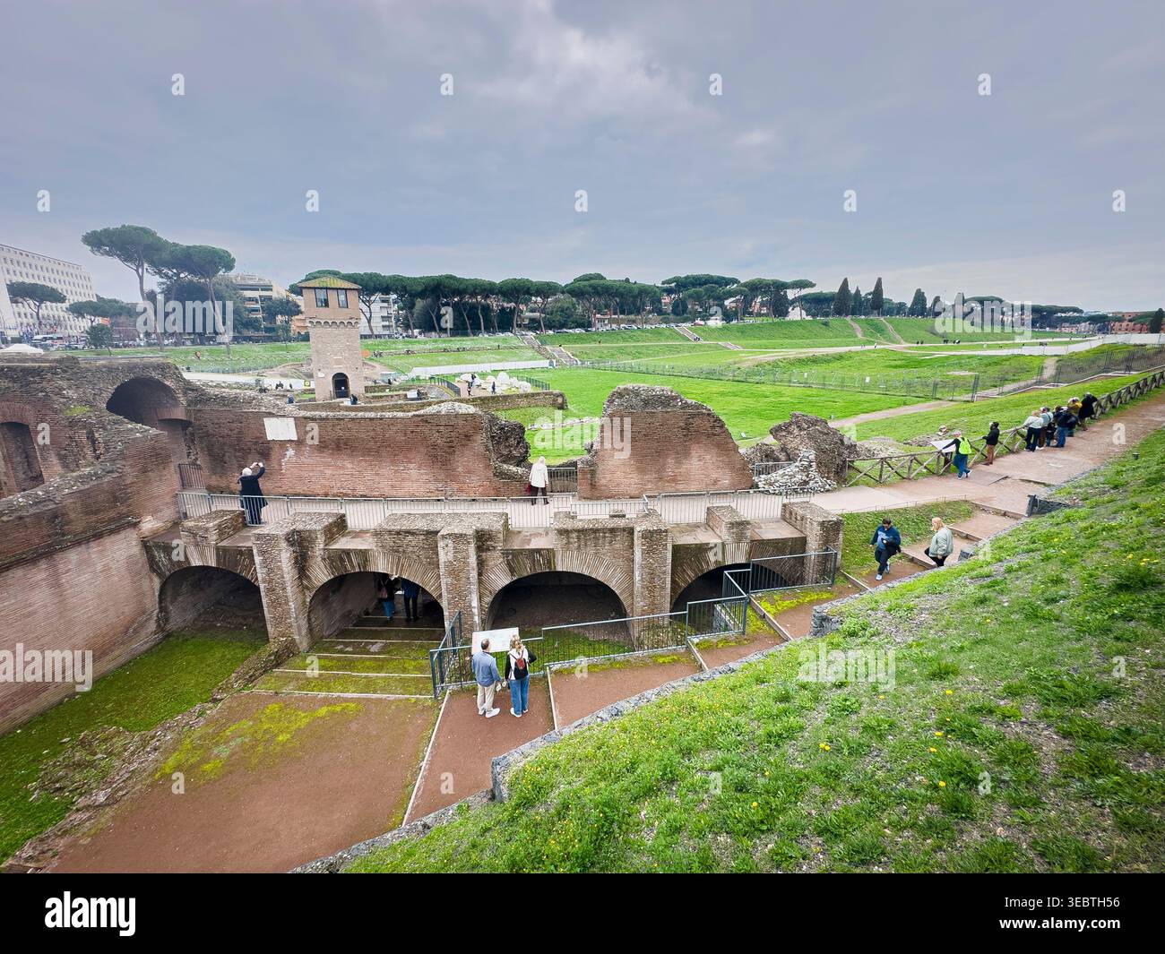 Die archäologische Ausgrabungsstätte Circus Maximus mit dem Torre della Moletta (eine mittelalterliche Verteidigungsanlage) im Zentrum von Rom, Italien, auf einem Foto Stockfoto