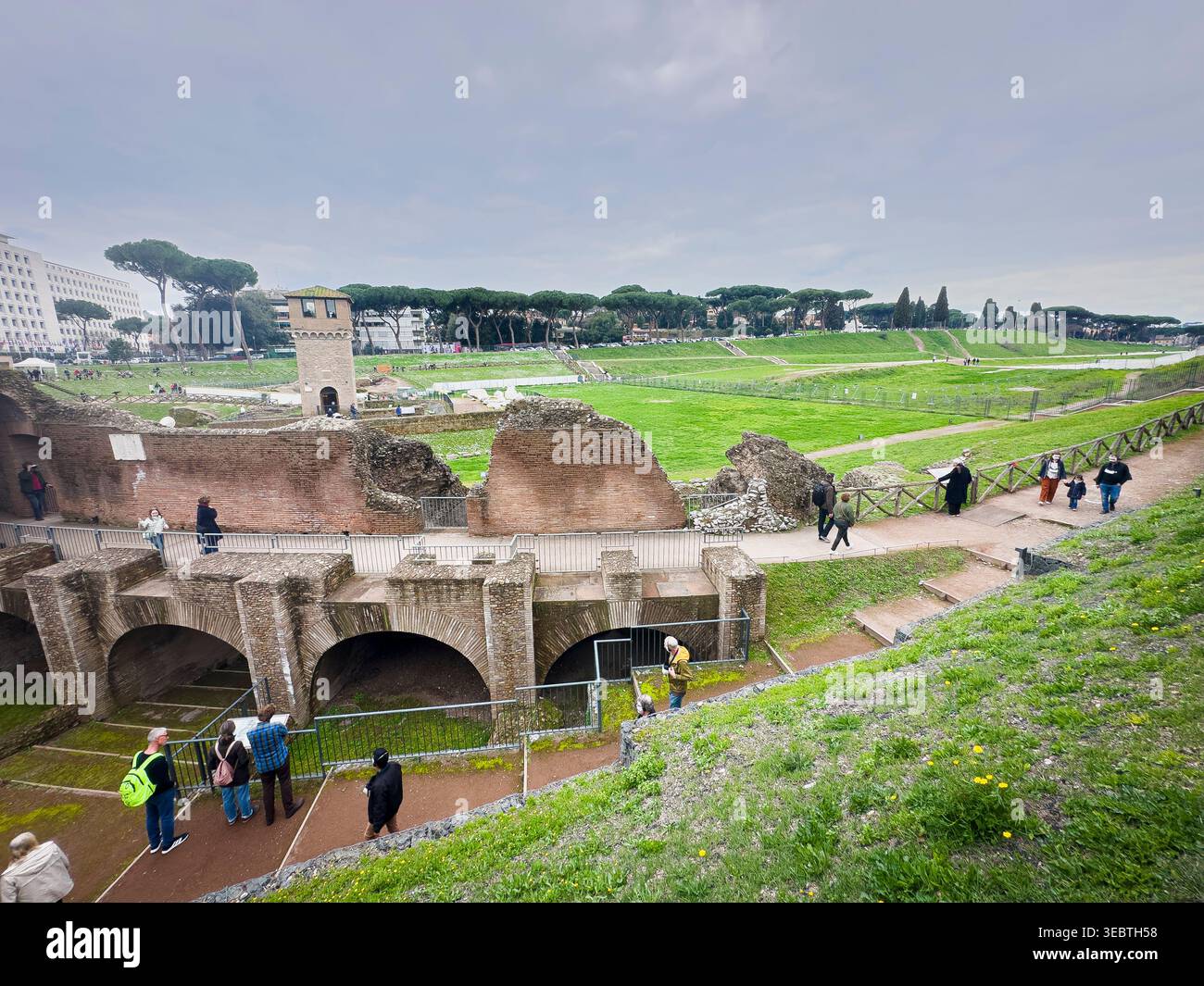 Die archäologische Ausgrabungsstätte Circus Maximus mit dem Torre della Moletta (eine mittelalterliche Verteidigungsanlage) im Zentrum von Rom, Italien, auf einem Foto Stockfoto