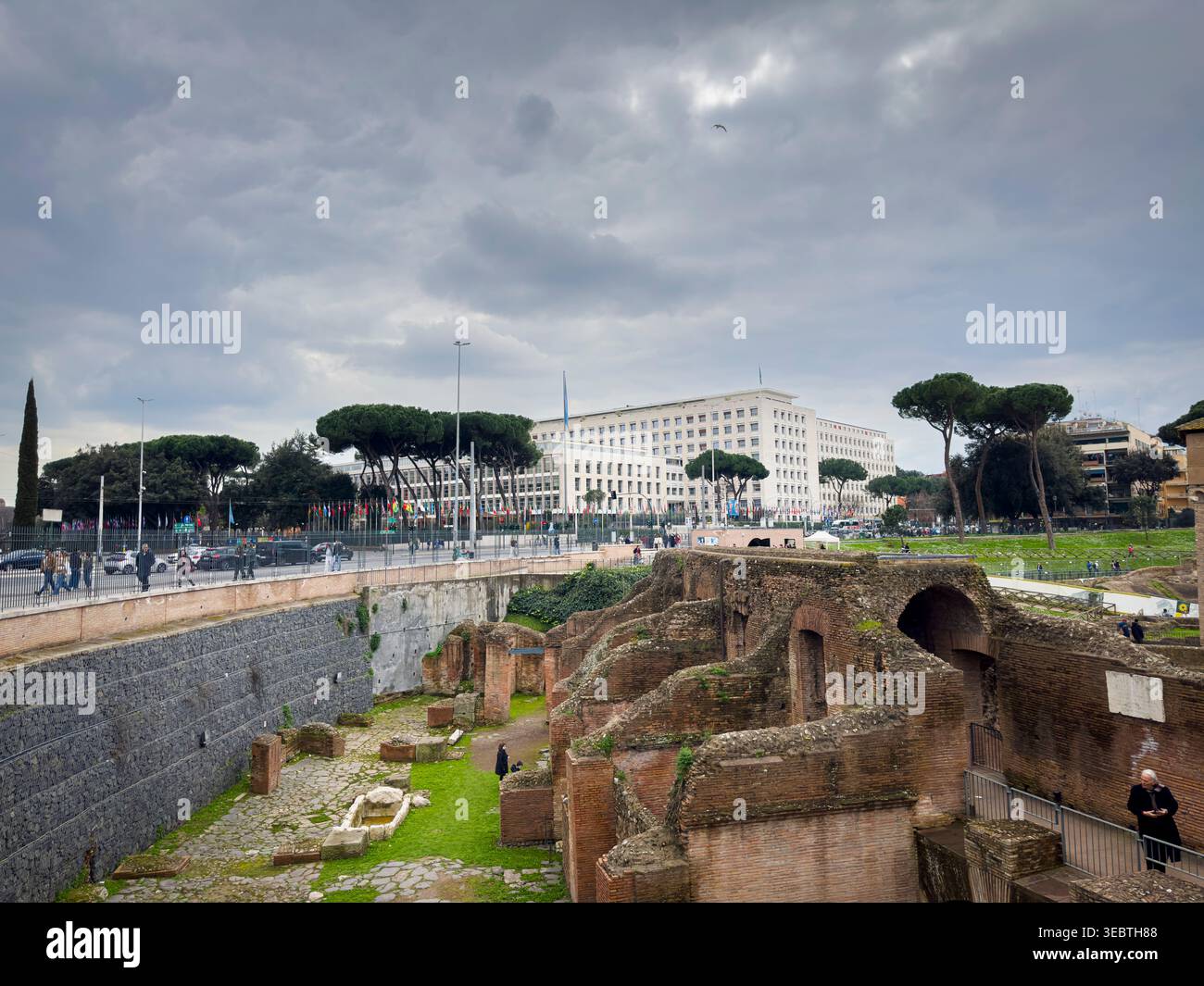 Die archäologische Stätte Circus Maximus, mit Sitz der Ernährungs- und Landwirtschaftsorganisation der Vereinten Nationen (FAO) im Hintergrund, Rom, Italien, in Stockfoto