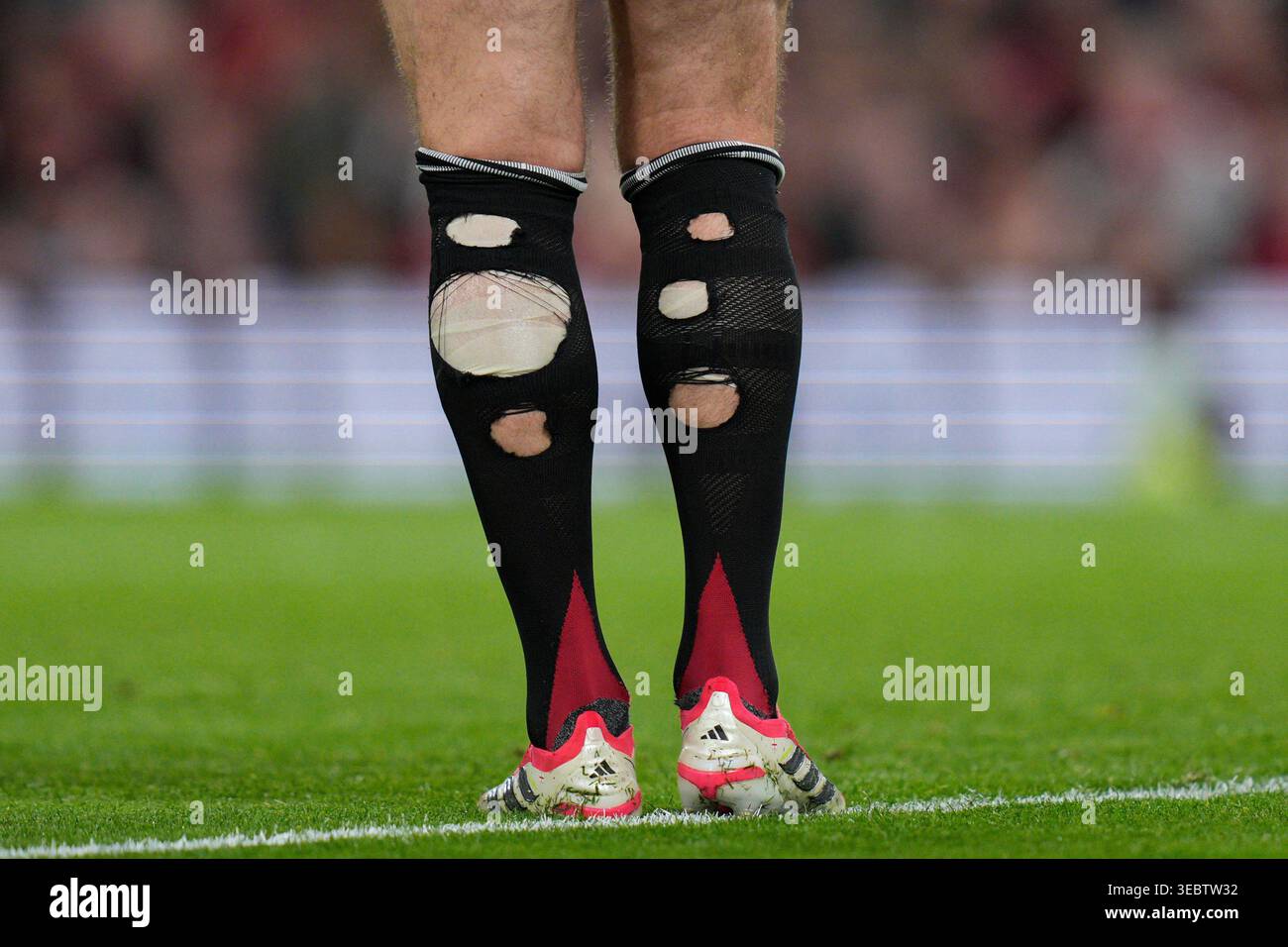 Old Trafford, Manchester, Großbritannien. April 2026. Premier League Football, Manchester United gegen Brentford; Harry Maguire von Manchester United hat Löcher im Rücken seiner Socken. Credit: Action Plus Sports/Alamy Live News Stockfoto