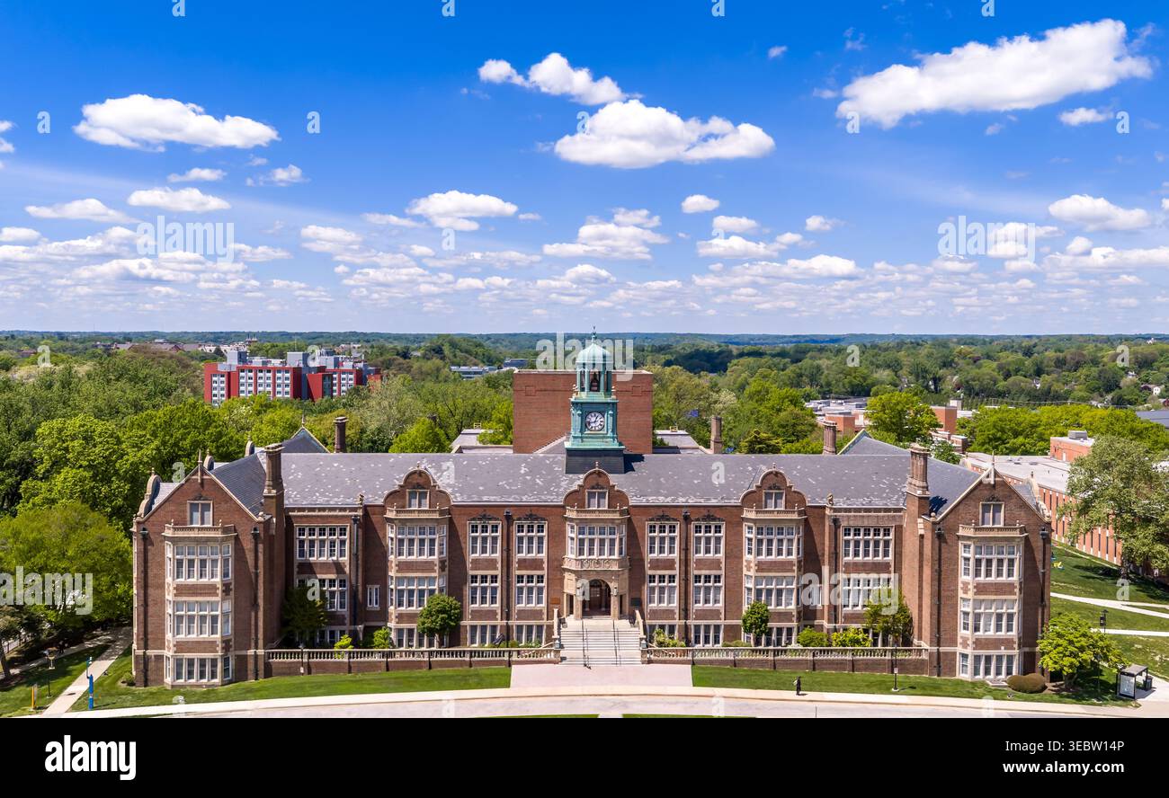 Close Luftaufnahme des gotischen Tudor Dormitory Building der Towson University mit Details aus Schieferdach und Kalkstein und neuem Gebäude Stockfoto