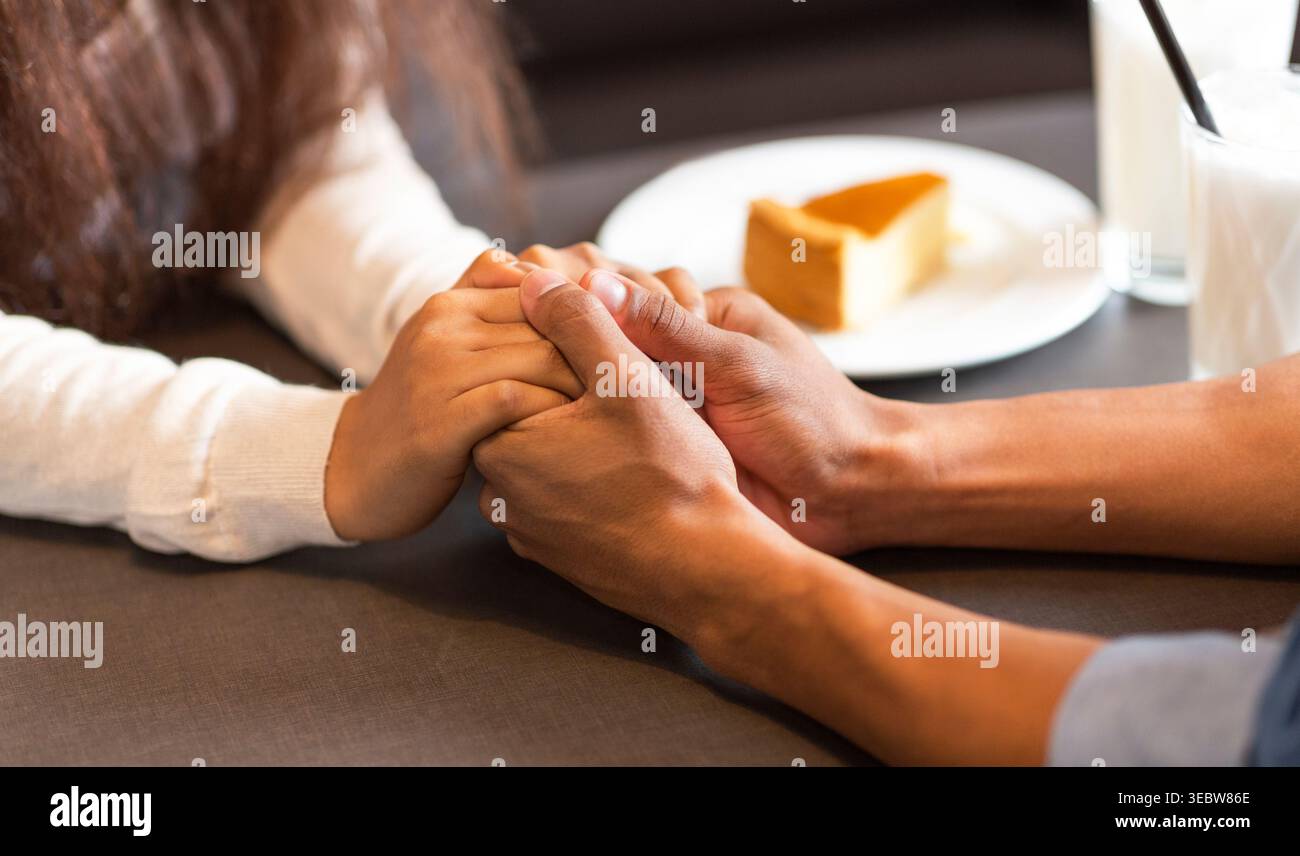 Romantische Momente in einem gemütlichen Café mit Nachtisch und Getränken am Nachmittag Stockfoto
