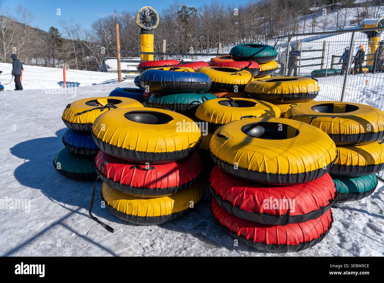 Stapel von bunten Innenrohren für Schneeschuhlaufen in einem Resort. Gelb, rot, grün und blau. Stockfoto
