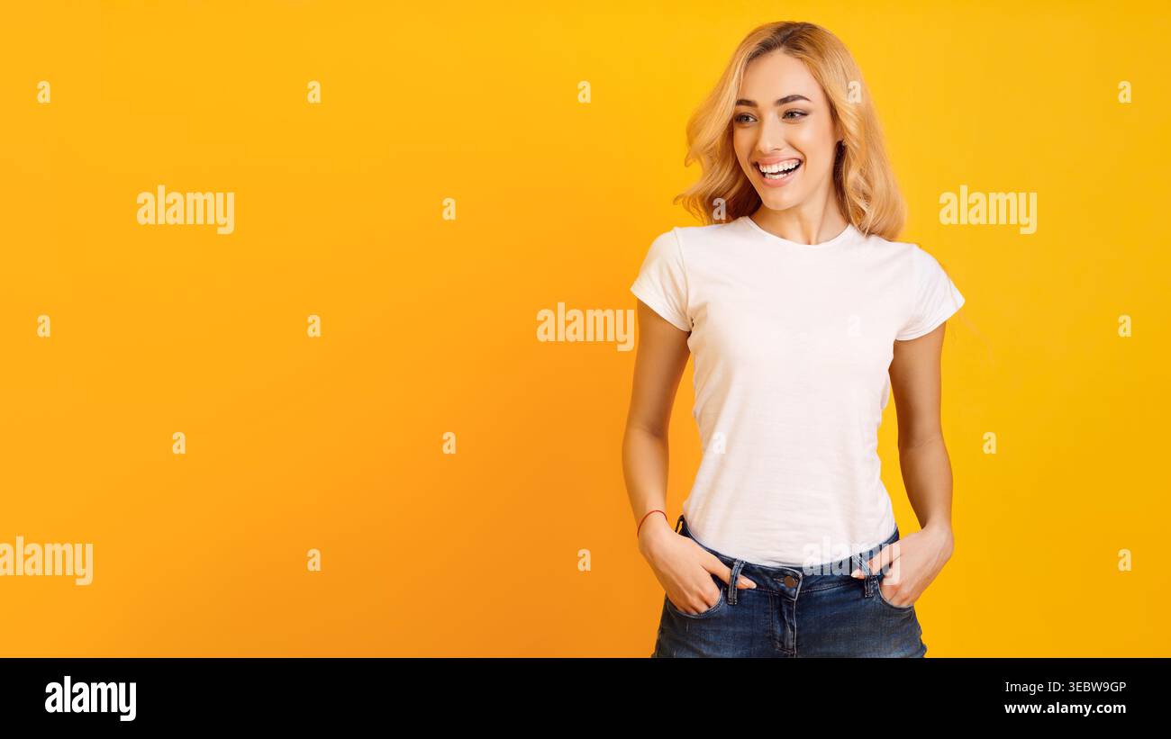 Sammlung farbenfroher Collagen mit lächelnder Person im legeren Outfit vor gelbem Hintergrund Stockfoto