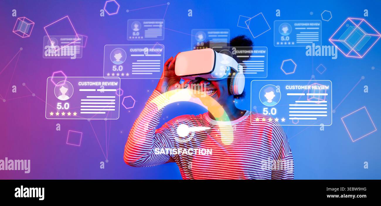 Eine freudige Person, die ein Virtual-Reality-Headset trägt, erkundet eine digitale Welt voller Kundenrezensionen und Zufriedenheitsbewertungen und hebt die hervor Stockfoto