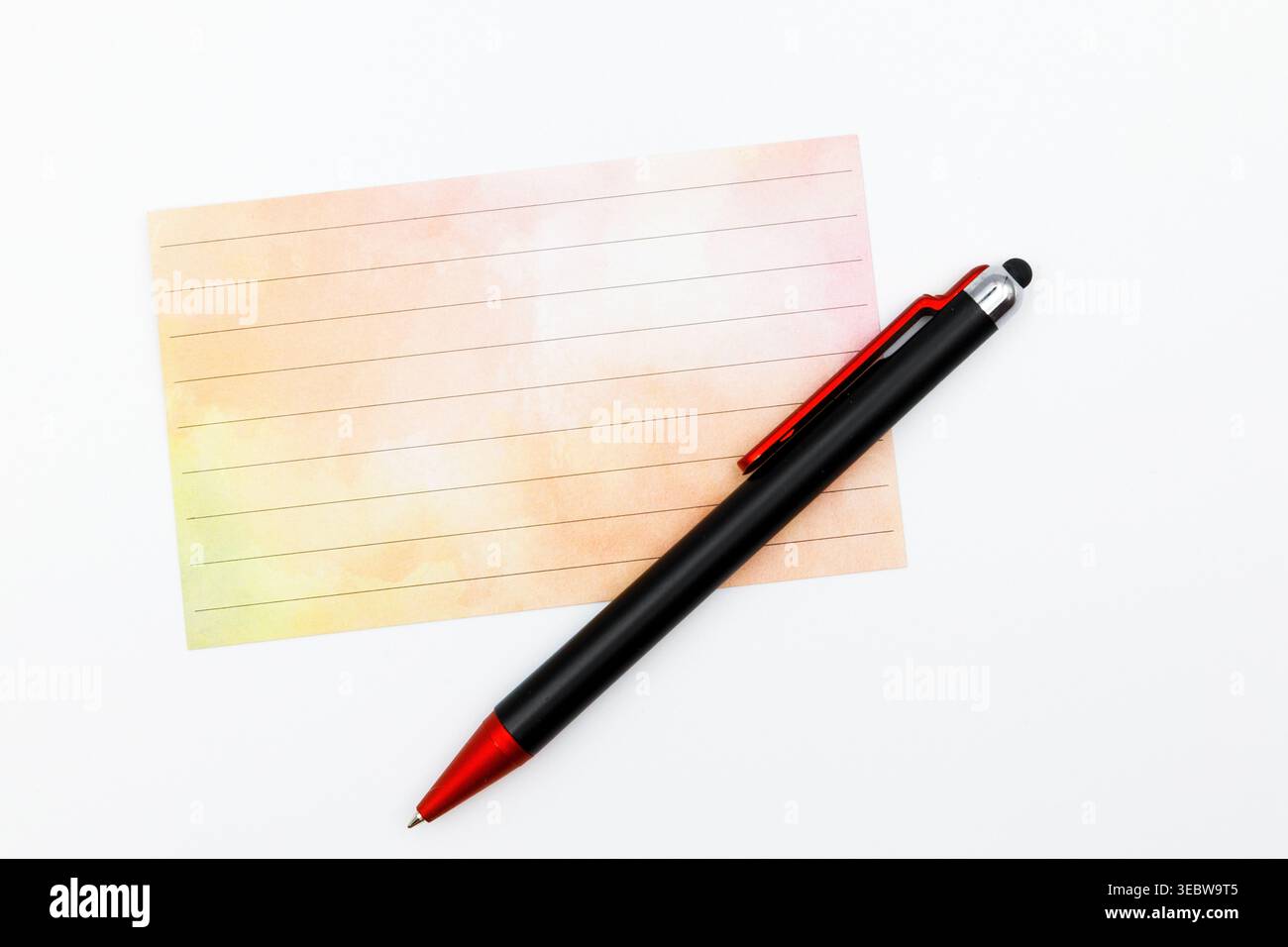 Farbenfrohes Notizpapier mit schwarzem und rotem Stift Stockfoto