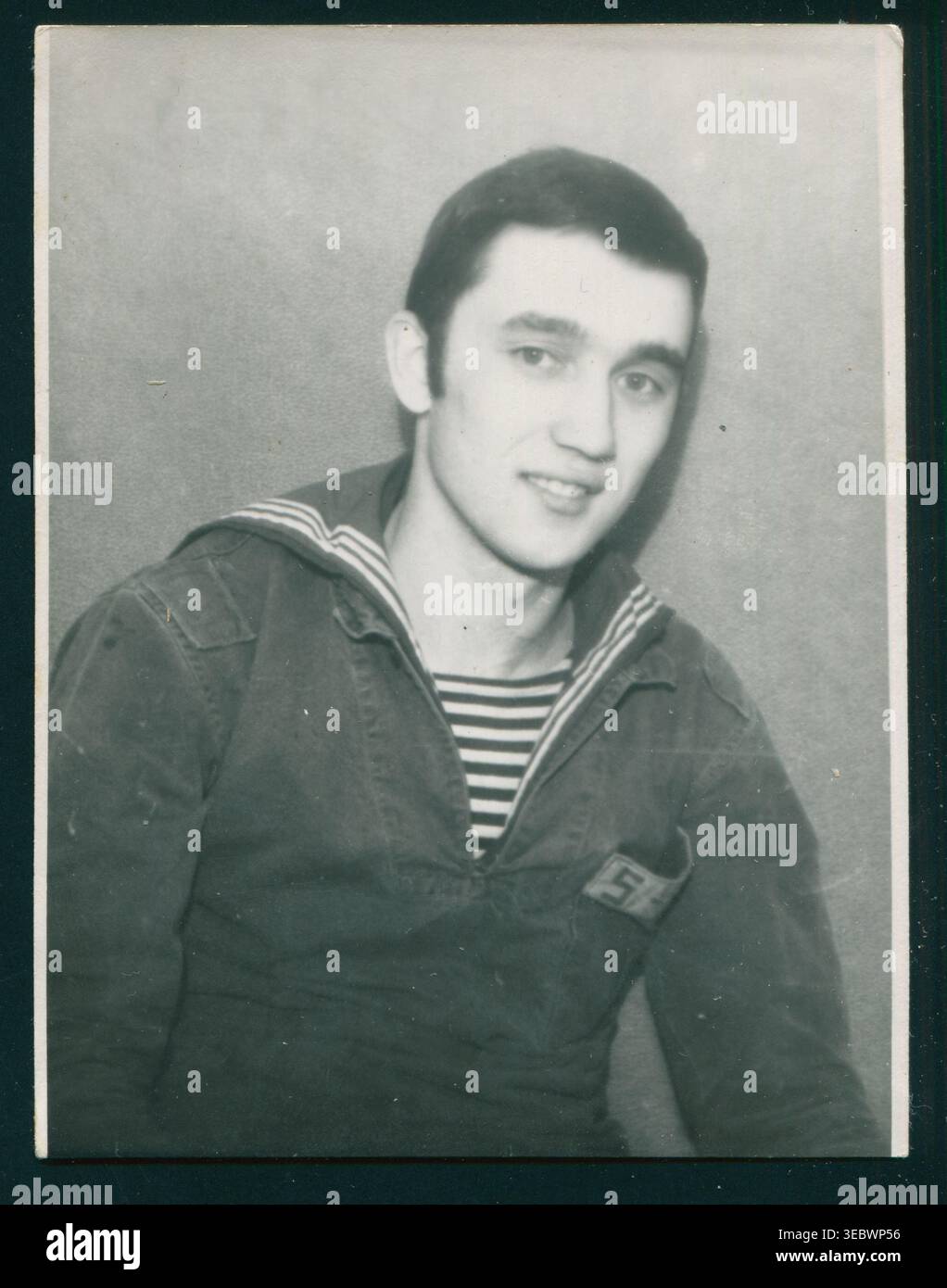Atelierporträt des Seemanns in Marineuniform, 1970er Jahre Authentisches sowjetisches Foto. Stockfoto
