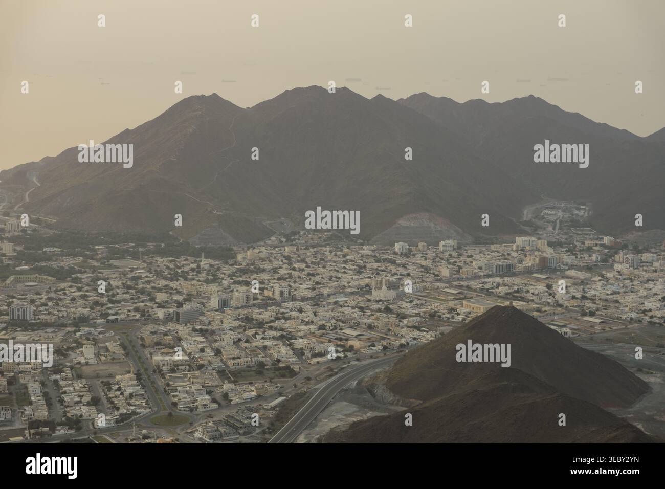 Stadtbild von Khorfakkan mit Hajar Mountains in den Vereinigten Arabischen Emiraten Stockfoto