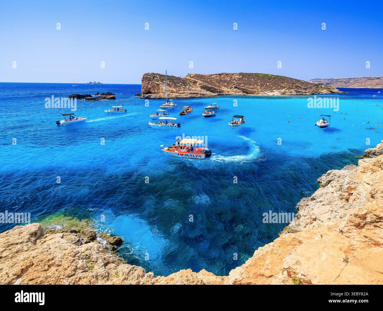 Comino Island, Malta. Blaue Lagune und Gozo Island im Hintergrund. Stockfoto