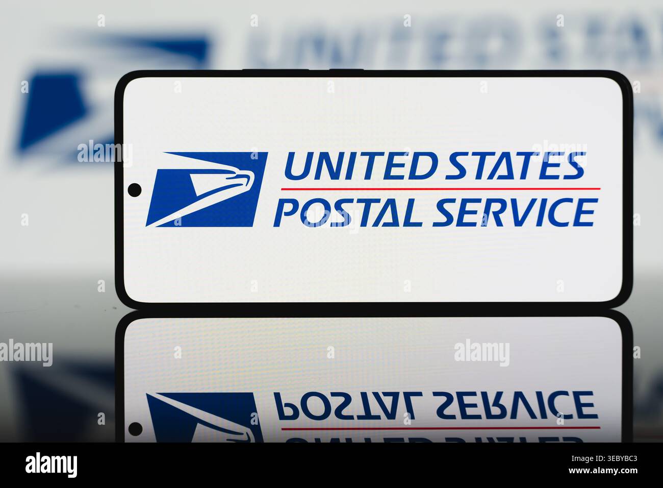 USPS-Logo auf einem Smartphone-Bildschirm, Logo des United States Postal Service auf Mobilgeräten für Postzustellungs- und Versanddienste Stockfoto