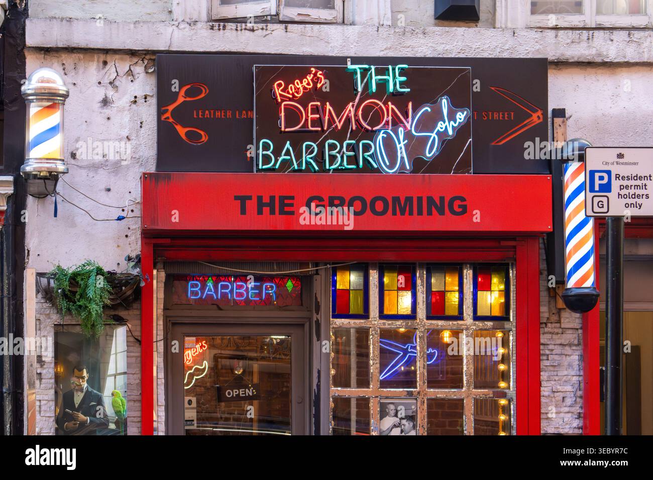 Roger ist der Dämon Barber, ein Friseurladen in Soho, London, Großbritannien Stockfoto