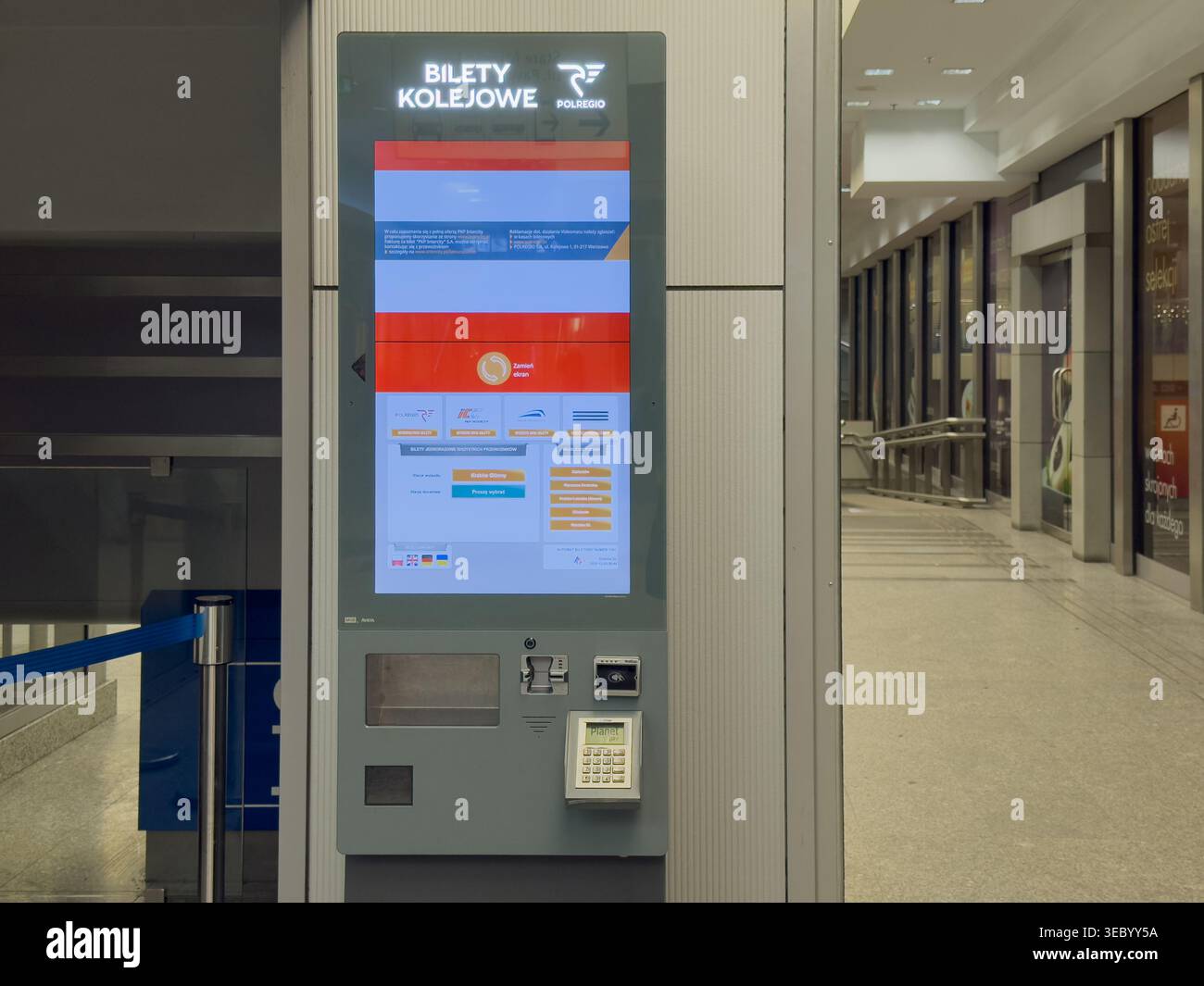 Krakau, Polen - 3. Dezember 2025: Interaktiver Zugfahrkartenautomat mit einfachem Zugang zum Kauf von Reiseoptionen auf einer klaren digitalen Anzeige in A Stockfoto