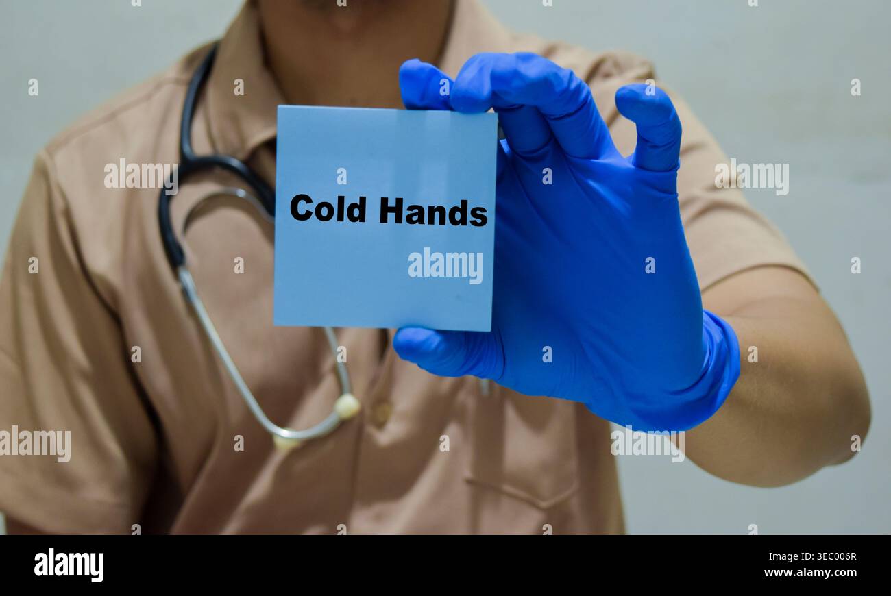 Der Arzt hält eine Karte mit dem Namen der kalten Hände in Händen. Medizinisches Konzept Stockfoto
