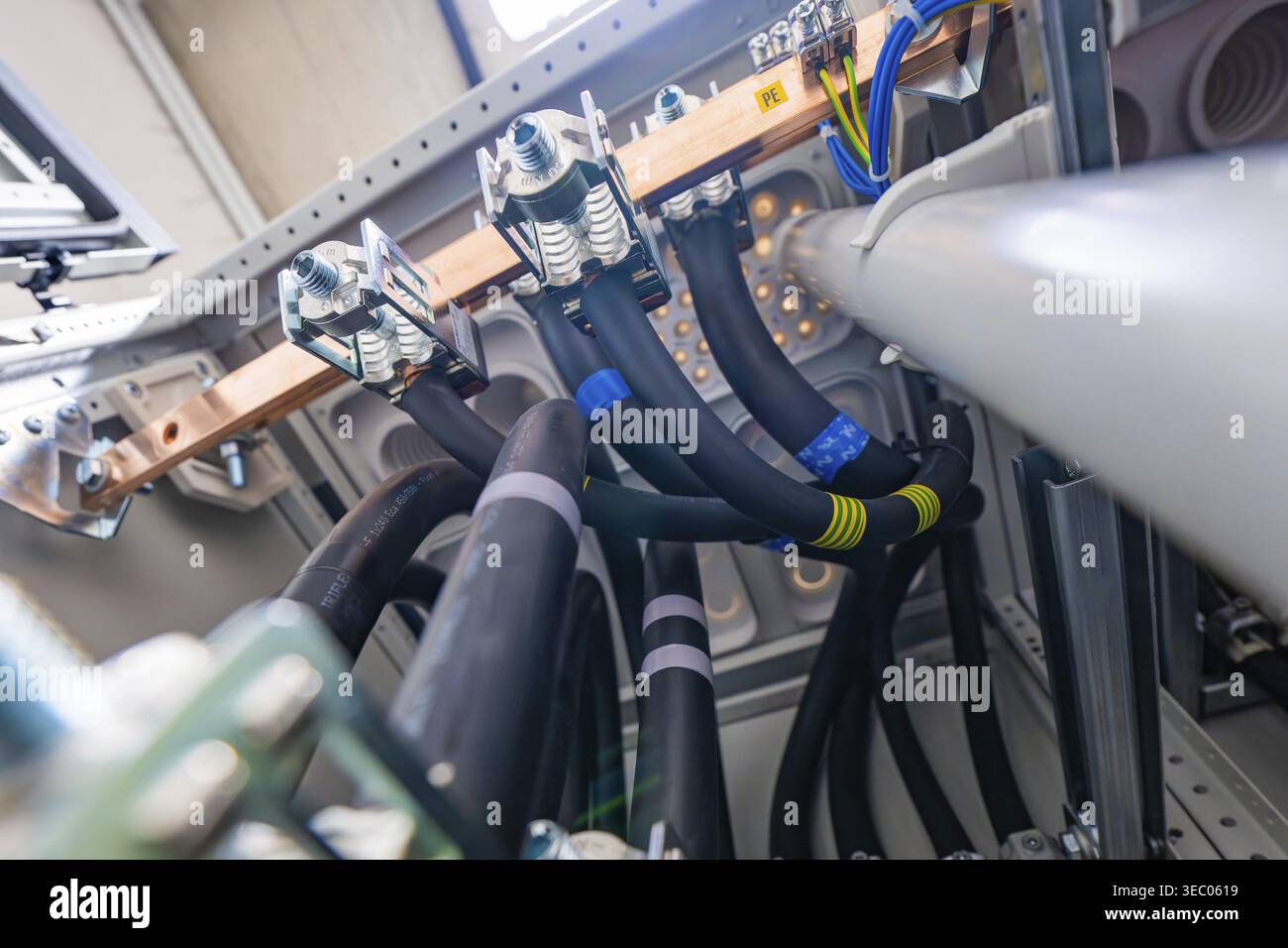Isolierte Kabel und Kupferanschlüsse in einem Elektrogehäuse, elektrische Anlage für PV-Anlagen, Industriekunden, Mühlacker, Deutschland Stockfoto