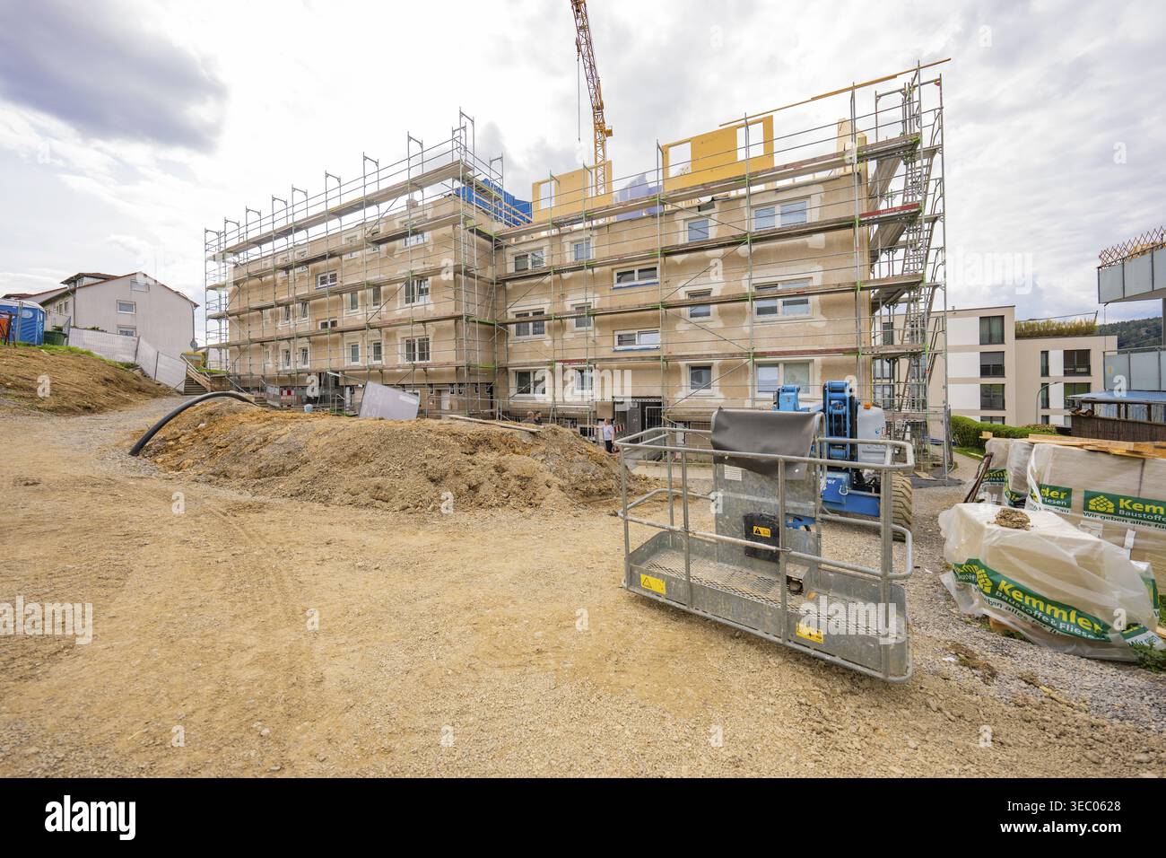Großes Gebäude im Bau mit Gerüsten und Baukränen, Wohnungsrenovierung, Nagold, Bezirk Calw, Deutschland Stockfoto